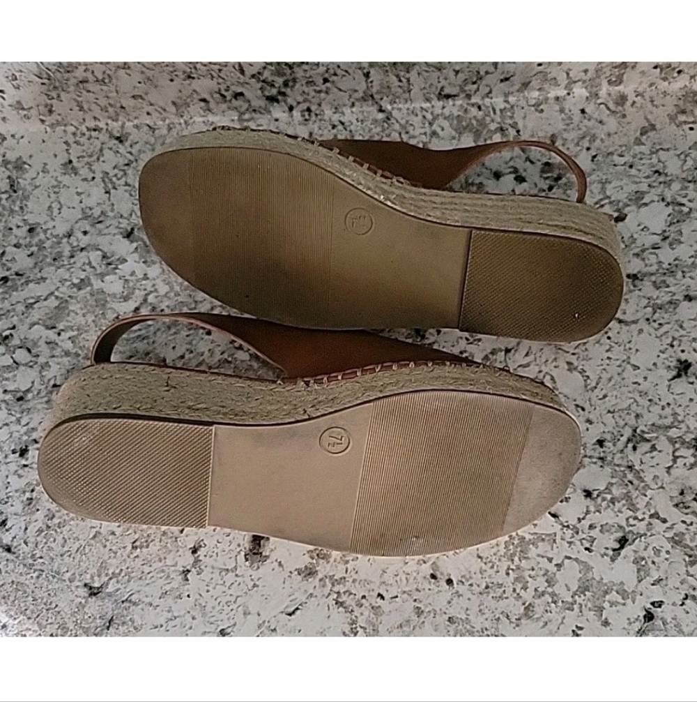 Universal Threads Sandals - Picture 5 of 7